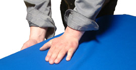 Poser le tapis sur la longueur de l'ardoise du billard Poser le tapis sur la longueur de l'ardoise du billard