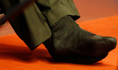 Ronnie joue en chaussettes