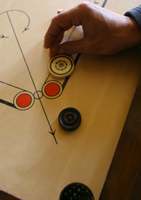 Le tir avec le pouce au carrom Le tir avec le pouce au carrom